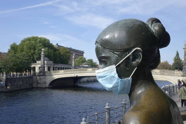 Figur mit Mundschutzmaske Figur mit Mundschutzmaske, 03.10.2020, Mitte, Spreepromenade, Berlin, An einer Figur befindet sich eine Mundschutzmaske.