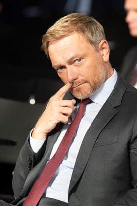 Christian LINDNER, Politiker, Vorsitzender der FDP, Portraet, Porträt, Portrait, Angeschnittenes Einzelbild, Einzelmotiv, Dr. h.c. Friede Springer erhaelt den Freiheitspreis der Friedrich-Naumann-Stiftung in der Paulskirche Frankfurt, 10.10.2020,