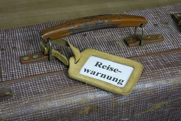 Koffer mit Anhänger Koffer mit Anhänger, 13.10.2020, Borkwalde, Brandenburg, In einem Kofferanhänger steht das Wort Reisewarnung.