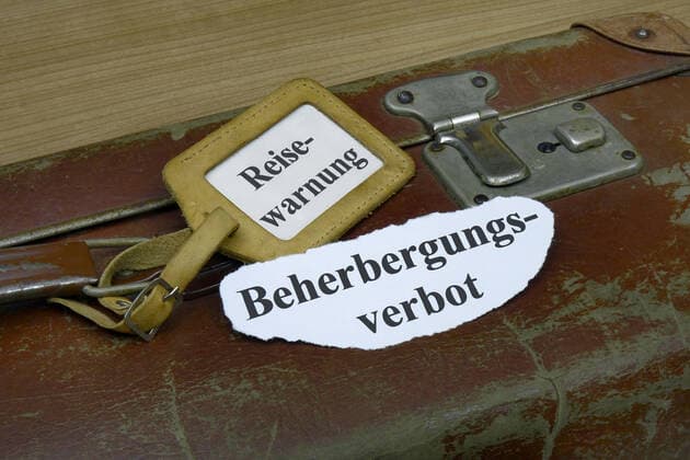 Koffer mit Anhänger Koffer mit Anhänger, 13.10.2020, Borkwalde, Brandenburg, In einem Kofferanhänger steht das Wort Reisewarnung.
