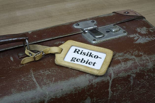Koffer mit Anhänger Koffer mit Anhänger, 13.10.2020, Borkwalde, Brandenburg, In einem Kofferanhänger steht das Wort Risikogebiet.