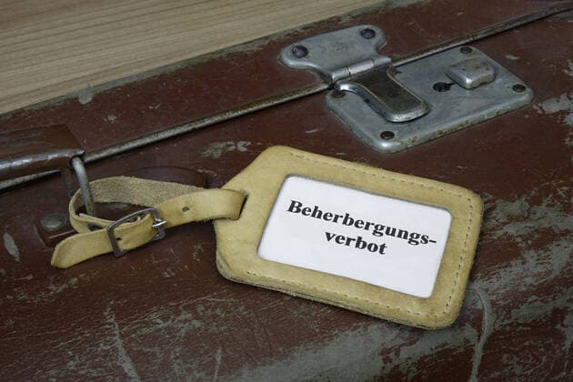 Koffer mit Anhänger Koffer mit Anhänger, 13.10.2020, Borkwalde, Brandenburg, In einem Kofferanhänger steht das Wort Beherbergungsverbot.