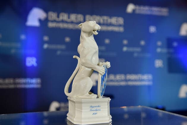 Blauer Panther,Porzellanfigur,Sachaufnahme,Close up, Bayerischer Fernsehpreis 2020 am 14.10.2020 im Kaisersaal in der Residenz in Muenchen.