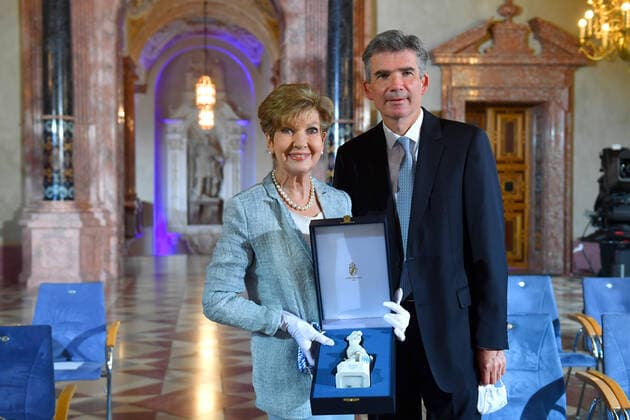 Carolin REIBER erhaelt den Ehrenpreis des Bayerischen Ministerpraesidenten Markus SOEDER.Blauer Panther,re: Sohn Dr. Marcus Maier Reiber. Bayerischer Fernsehpreis 2020 am 14.10.2020 im Kaisersaal in der Residenz in Muenchen.