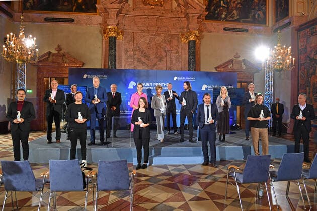Gruppenbild der Preistraeger unter Coronabedingungen,mit Abstand. u.a.Carolin Reiber,Felix Klare,Katrin Buehlig,Sebastian Pufpaff. Bayerischer Fernsehpreis 2020 am 14.10.2020 im Kaisersaal in der Residenz in Muenchen.