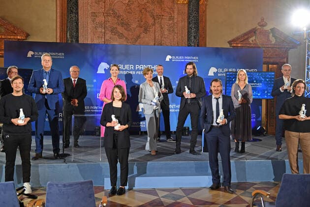 Gruppenbild der Preistraeger unter Coronabedingungen,mit Abstand. u.a.Carolin Reiber,Felix Klare,Katrin Buehlig,Sebastian Pufpaff. Bayerischer Fernsehpreis 2020 am 14.10.2020 im Kaisersaal in der Residenz in Muenchen.