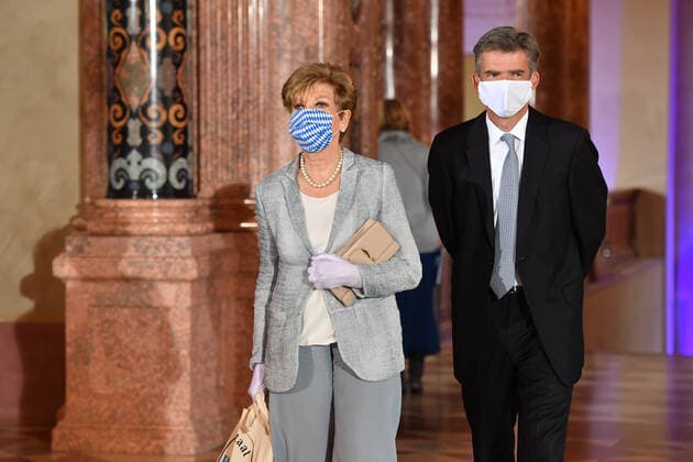 Carolin REIBER (Moderatorin) mit ihrem Sohn Dr. Marcus Maier Reiber. Bayerischer Fernsehpreis 2020 am 14.10.2020 im Kaisersaal in der Residenz in Muenchen.