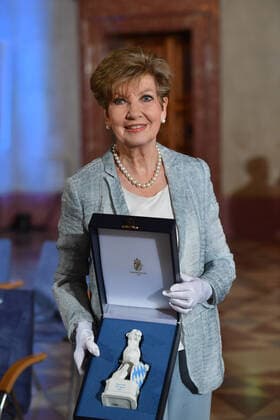 Carolin REIBER erhaelt den Ehrenpreis des Bayerischen Ministerpraesidenten Markus SOEDER.Blauer Panther, Bayerischer Fernsehpreis 2020 am 14.10.2020 im Kaisersaal in der Residenz in Muenchen.