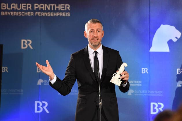 Sebastian Pufpaff mit seinem Preis Blauer Panther, Gestik, Einzelbild,angeschnittenes Einzelmotiv,Halbfigur,halbe Figur. Bayerischer Fernsehpreis 2020 am 14.10.2020 im Kaisersaal in der Residenz in Muenchen.