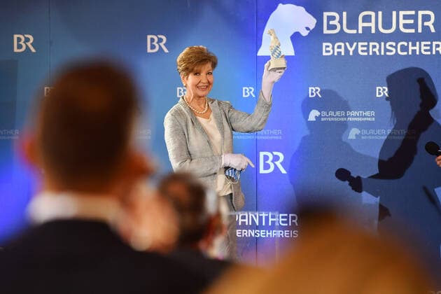Entertainment Bilder des Tages Carolin REIBER erhaelt den Ehrenpreis des Bayerischen Ministerpraesidenten Markus SOEDER.Blauer Panther, Bayerischer Fernsehpreis 2020 am 14.10.2020 im Kaisersaal in der Residenz in Muenchen.