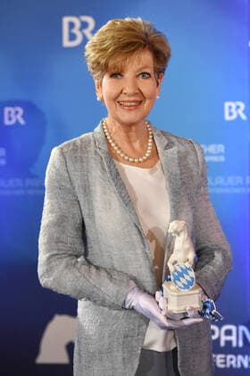 Carolin REIBER erhaelt den Ehrenpreis des Bayerischen Ministerpraesidenten Markus SOEDER.Blauer Panther, Bayerischer Fernsehpreis 2020 am 14.10.2020 im Kaisersaal in der Residenz in Muenchen.