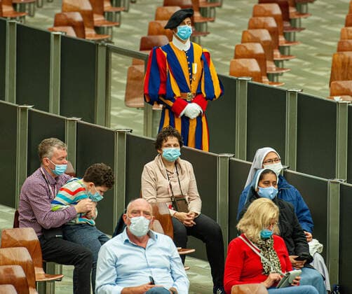 NO FRANCE - NO SWITZERLAND: October 14, 2020 : A Swiss guard with faithful, wearing protective masks during weekly general audience in the Paul VI Hall in the Vatican.  Copyright: x MASSIMILIANOxMIGLIORATO CPPx x xCatholicxPressxPhotox