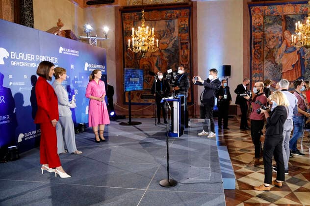 Sandra Rieß, Carolin Reiber und Judith Gerlach bei der Verleihung des 32. Bayerischen Fernsehpreises 2020 in der Residenz München. München, 14.10.2020
