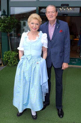 Musikfest Kitzbuehel 20.08.2016 Unternehmerin Maria - Elisabeth Schaeffler (Continental Gruppe) + Mann Prof. Dr. Juergen R. Thumann (BDI, Europaeische Arbeitgebervereinigung BUSINESSEUROPE) vor dem Hotel Rasmushof in Kitzbuehel - 20.08.2016 - *** Music Festival Kitzbuehel 20 08 2016 Entrepreneur Maria Elisabeth Schaeffler Continental Group Man Prof Dr Juergen R Thumann BDI, European Employers Association BUSINESSEUROPE in front of the Hotel Rasmushof in Kitzbuehel 20 08 2016