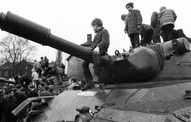 Bundeswehr-Show mit Protesten 1966 DEU, Deutschland, Dortmund: Die Waffenschau der Bundeswehr , hier im Jahre 1966 in Dortmund-Lüttgendortmund, fand das Interesse von Kindern und jungen Menschen Kriegsdienstgegner protestierten gegen di Kriegsdienstgegner protestierten gegen die Show. DEU, Germany, Dortmund: The Bundeswehr weapons show, here in 1966 in Dortmund-Lüttgendortmund, attracted the interest of children and young people.Opponents of military service protested against the show. NRW *** Bundeswehr show with protests 1966 DEU, Germany, Dortmund The Bundeswehr weapons show, here in 1966 in Dortmund Lüttgendortmund, attracted the interest of children and young people Opponents of military service protested against the show DEU, Germ