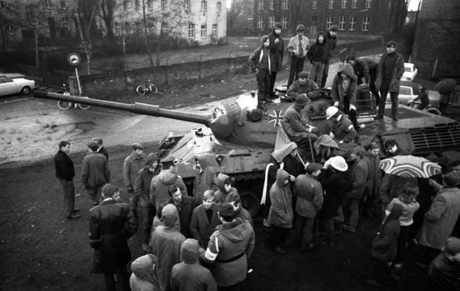 Bundeswehr-Show mit Protesten 1966 DEU, Deutschland, Dortmund: Die Waffenschau der Bundeswehr , hier im Jahre 1966 in Dortmund-Lüttgendortmund, fand das Interesse von Kindern und jungen Menschen Kriegsdienstgegner protestierten gegen di Kriegsdienstgegner protestierten gegen die Show. DEU, Germany, Dortmund: The Bundeswehr weapons show, here in 1966 in Dortmund-Lüttgendortmund, attracted the interest of children and young people.Opponents of military service protested against the show. NRW *** Bundeswehr show with protests 1966 DEU, Germany, Dortmund The Bundeswehr weapons show, here in 1966 in Dortmund Lüttgendortmund, attracted the interest of children and young people Opponents of military service protested against the show DEU, Germ