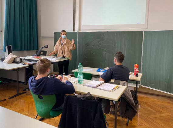Lehrerin mit dicker Winterjacke und Mundschutzmaske im Präsenzunterricht, Gestik, Corona-Krise, Stuttgart, Baden-Württemberg, Deutschland Coronavirus