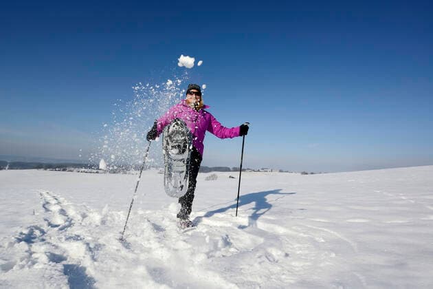 Creative Highlights Symbolfotos Female hiker kicking snow toward camera model released Symbolfoto LH000177