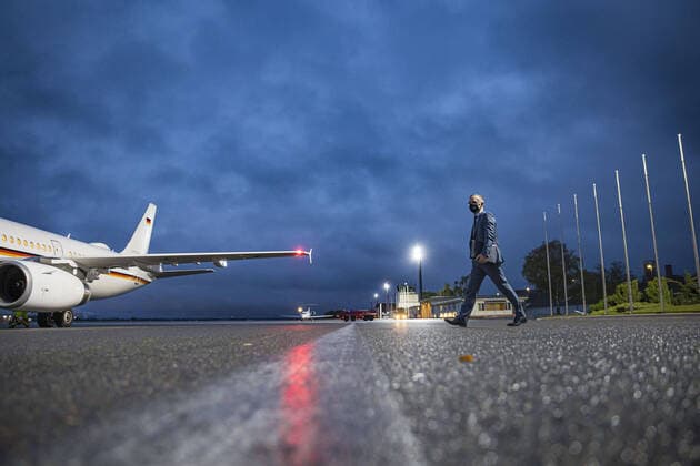 Heiko Maas, Bundesaussenminister, laeuft auf dem Flughafen Berlin Tegel militaerischer Teil zu einem Flugzeug der Flugbereitschaft welches ihn nach Paris bringen wird. Berlin, 15.10.2020 Berlin Germany Copyright: xThomasxTrutschelx