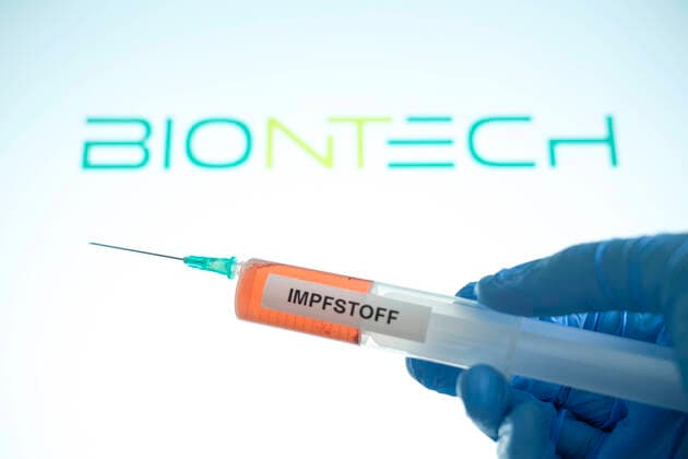 Symbolfoto des Impfstoff Hersteller und Pharmaunternehmen BIONTECH Symbolbild und Logo des Pharma und Impfstoffhersteller Biontech aus Mainz mit einer Spritze und symbolischem Impfstoff. Das deutsche Unternehmen BIONTECH ist sehr weit in der Erforschung eines Corona Impfstoff zur Bekaempfung der Pandemie. Mainz Rheinland-Pfalz Deutschland