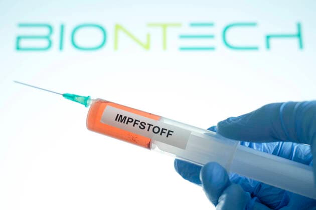 Symbolfoto des Impfstoff Hersteller und Pharmaunternehmen BIONTECH Symbolbild und Logo des Pharma und Impfstoffhersteller Biontech aus Mainz mit einer Spritze und symbolischem Impfstoff. Das deutsche Unternehmen BIONTECH ist sehr weit in der Erforschung eines Corona Impfstoff zur Bekaempfung der Pandemie. Mainz Rheinland-Pfalz Deutschland
