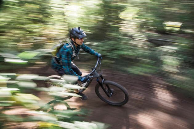 A young man rides his bike downhill at Mt. Hood, Oregon. Government Camp, OR, United States CR_HA201014B-472981-01 ,model released, Symbolfoto