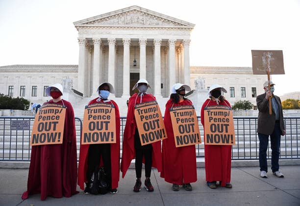 Bilder des Jahres 2020, News 10 Oktober News Themen der Woche KW42 News Bilder des Tages Protestors demonstrate against the confirmation of Judge Amy Coney Barrett for Associate Justice of the Supreme Court, outside the Supreme Court, in Washington, DC on Thursday, October 15, 2020.  WDC20201015504 KEVINxDIETSCH