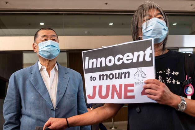 Bilder des Jahres 2020, News 10 Oktober News Themen der Woche KW42 October 15, 2020, Hong Kong, China: Media tycoon Jimmy Lai (L) and Leung Kwok-hung (R), also known as Long Hair seen holding a placard at the West Kowloon court before appearing in court..Media tycoon Jimmy Lai and other pro-democracy activists including Joshua Wong appear in court for charges of participating and organizing an illegal anti government Tiananmen Square Vigil assembly in June 2019. Hong Kong China - ZUMAs197 20201015_zaa_s197_034 Copyright: xMiguelxCandelax