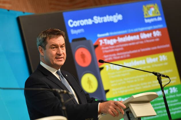 News Bilder des Tages Markus SOEDER (Ministerpraesident Bayern und CSU Vorsitzender) vor einer Projektion der Coronaampel fuer Bayern mit den verschiedenen Inzidenzwerten, Einzelbild,angeschnittenes Einzelmotiv,Portraet,Portrait,Porträt. Pressekonferenz der Bayerischen Staatsregierung ueber die aktuelle Entwicklung der Coronavirus Pandemie. Prinz Carl Palais in Muenchen am 15.10.2020.