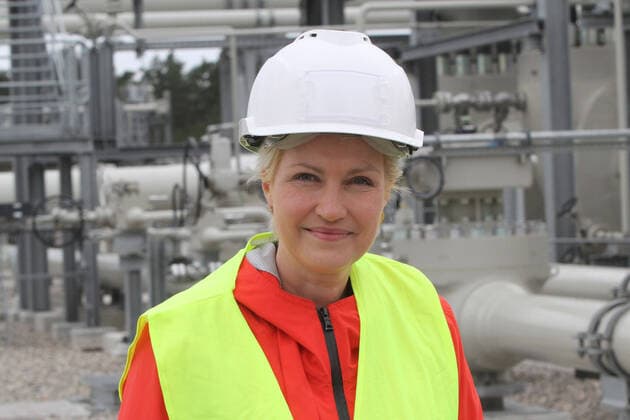 Bilder des Jahres 2020, News 10 Oktober News Themen der Woche KW42 Die Ministerpräsidentin des Landes Mecklenburg Vorpommern Manuela Schwesig besucht am Donnerstag (15.10.2020) die Anlandestation für die im Bau befindliche Ostsee - Pipeline Nord Stream 2. Von der Leitung, die einmal russisches Erdgas nach Europa liefern soll, fehlen derzeit noch 160 km. Durch politische Unstimmigkeiten auf internationaler Ebne kann die Leitung derzeit jedoch nicht zu Ende gebaut werden. Die Ministerpräsidentin steht aber zu dem Projekt und ist für die Fertigstellung der Trasse. *** On Thursday 15 10 2020, Manuela Schwesig, Prime Minister of the State of Mecklenburg-Vorpommern, will visit the landing station for the Nord Stream 2 Baltic Sea pipeline currently under construction 160 km are still missing from the pipeline, w