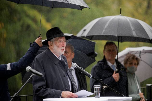 Bilder des Jahres 2020, News 10 Oktober News Themen der Woche KW42 News Bilder des Tages EINWEIHUNG KZ-HÄFTLINGSFRIEDHOF ãAM BADERBERGÒ IN BERGA ELSTER 15 10 2020 - Berga Elster: Carl Flesch (Sohn des in Budapest geborenen Dezsö Flesch, der in Berga Elster ums Leben kam) bei der Einweihung des KZ-Häftlingsfriedhofes ãAm BaderbergÒ in Berga Elster am 15. Oktober 2020. Der Friedhof wurde für die 315 verstorbenen des Außenlagers ãSchwalbe VÒ des Konzentrationslagers Buchenwald errichtet. _________________ *** Inauguration of the concentration camp HÄFTLINGSFRIEDHOF AM BADERBERG in BERGA ELSTER 15 10 2020 Berga Elster Carl Flesch Son of Budapest born Dezsö Flesch, who died in Berga Elster during the inauguration of the concentration camp prisoners cemetery Am Baderberg in Berga Elster on 15 October 2020 The cemetery was built f