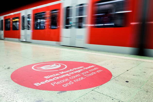 COVID-19, Stuttgart Die Landeshauptstadt Stuttgart hat in der Stadtmitte eine Maskenpflicht eingefuehrt. Der Grund schnell steigende Zahl der COVID-19 Erkrankten und Ansteckungsgefahr für die restliche Bevölkerung. Mund-Nasen-Bedeckung seit 14. Oktober 2020 verpflichtend. Im Bild: Pendler und Fahrgaeste dicht an einander, Hauptbahnhof. Stuttgart Baden Wuerttemberg Deutschland Copyright: xMaxxKovalenkox