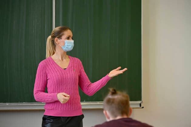 Lehrerin mit Mundschutzmaske im Präsenzunterricht, Corona-Krise, Stuttgart, Baden-Württemberg, Deutschland Coronavirus