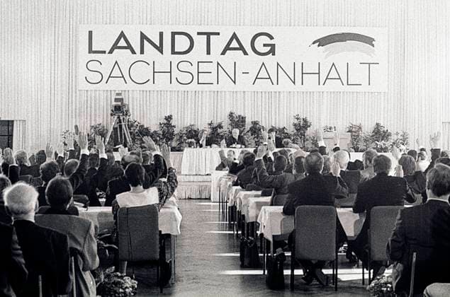1.Konstituierende Sitzung des Landtag Sachsen-Anhalt in der Dessauer Johann-Philipp-Becker-Kaserne. Am 28.Oktober 1990 trat der Landtag von Sachsen -Anhalt zu seiner ersten konstituierenden Sitzung zusammen und wählte den Landtagspräsident und den Ministerpräsident. *** 1 Constituent session of the Landtag of Saxony Anhalt in the Johann Philipp Becker Barracks in Dessau On 28 October 1990, the Landtag of Saxony Anhalt convened for its first constituent session and elected the President of the Landtag and the Prime Minister