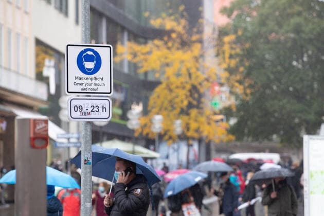 News Bilder des Tages Maskenpflicht und Regen in München, Menschen unterwegs mit Regenschirm und Masken am 16. Oktober 2020 in München. -- People in the Munich pedestrian zone with umbrellas and masks on October 16th 2020. München Bayern Deutschland