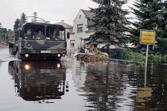 Oderflut 1997 Brieskow-Finkenheerd, DEU, Juli 97 - Ein LKW der Bundesdwehr faehrt durch eine ueberflutete Strasse in Brieskow-Finkenheerd. Brieskow-Finkenheerd Germany *** Oder flood 1997 Brieskow Finkenheerd, DEU, July 97 A truck of the German Armed Forces drives through a flooded road in Brieskow Finkenheerd Brieskow Finkenheerd Germany