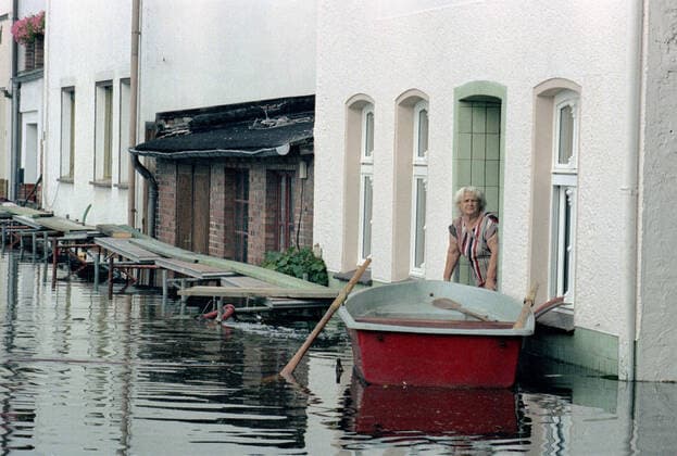 Oderflut 1997 Eisenhuettenstadt, DEU, 24.07.97 - Nur noch mit einem Boot kann Hildegard Luhn ihr vom Hochwasser eingeschlossenes Haus in Eisenhuettenstadt verlassen. Eisenhuettenstadt Germany