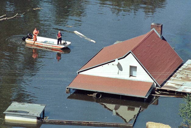 IMAGO Nature: Unsere Erde, Klimawandel, Überschwemmungen Oderflut 1997 Aurith, DEU, 02.08.97 - Bewohner des Dorfes Aurith fahren mit einem Boot zu ihrem ueberfluteten Haus. Aurith Germany *** Oder flood 1997 Aurith, DEU, 02 08 97 Residents of the village Aurith go by boat to their flooded house Aurith Germany
