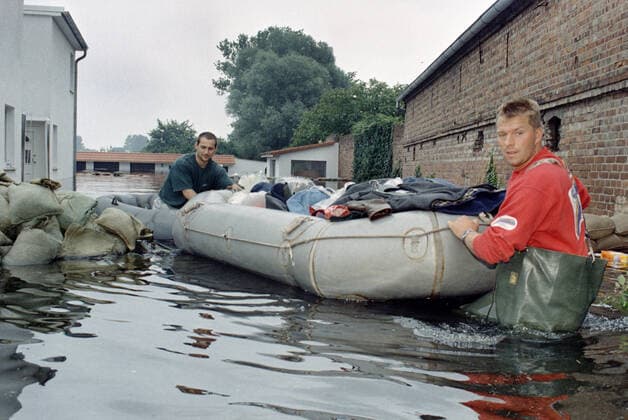 Oderflut 1997 Wiesenau, DEU, 26.07.97 - Mit einem Schlauchboot holen Anwohner Kleidung aus ihrem vom Hochwasser eingeschlossenen Haus in Wiesenau. Wiesenau Germany *** Oderflut 1997 Wiesenau, DEU, 26 07 97 Residents use a rubber dinghy to fetch clothes from their house in Wiesenau Wiesenau Germany, which was trapped by the flood