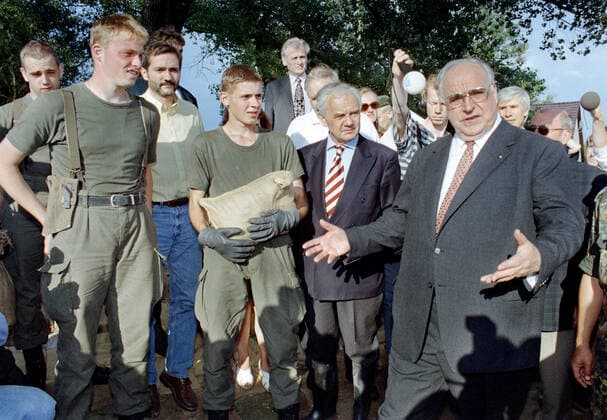 Oderflut 1997 Ratzdorf, DEU, 22.07.97 - Bundeskanzler Helmut Kohl spricht zu Soldaten der Bundeswehr in Ratzdorf. Die Soldaten errichten einen Deich aus Sandsaecken um das Dorf Ratzdorf vor eberflutung zu schuetzen. Hinten: Brandenburgs Ministerpraesident Manfred Stolpe und Brandenburgs Umweltminister Matthias Platzeck. Ratzdorf Germany *** Oder flood 1997 Ratzdorf, DEU, 22 07 97 Federal Chancellor Helmut Kohl speaks to soldiers of the Bundeswehr in Ratzdorf The soldiers build a dike of sandbags to protect the village Ratzdorf from flooding Behind Brandenburgs State Premier Manfred Stolpe and Brandenburgs Minister of the Environment Matthias Platzeck Ratzdorf Germany