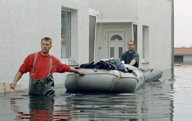 IMAGO Nature: Unsere Erde, Klimawandel, Überschwemmungen Oderflut 1997 Wiesenau, DEU, 26.07.97 - Mit einem Schlauchboot holen Anwohner Kleidung aus ihrem vom Hochwasser eingeschlossenen Haus in Wiesenau. Wiesenau Germany *** Oderflut 1997 Wiesenau, DEU, 26 07 97 Residents use a rubber dinghy to fetch clothes from their house in Wiesenau Wiesenau Germany, which was trapped by the flood