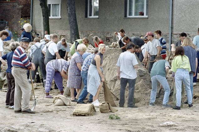 Oderflut 1997 Neuranft, DEU, 02.08.97 - Einwohner eines Dorfes im Oderbruch fuellen Sandsaecke fuer den Schutzdeich. Neuranft Germany *** Oder flood 1997 Neuranft, DEU, 02 08 97 inhabitants of a village in the Oderbruch fill sandbags for the protection dike Neuranft Germany