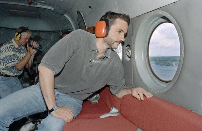 Oderflut 1997 Zollbruecke, DEU, August 97 - Aus einem Polizeihubschrauber schaut Brandenburgs Umweltminister Matthias Platzeck auf den mit Sandsaecken verstaerkten Oderdeich im Oderbruch. Zollbruecke Germany *** Oder flood 1997 Zollbruecke, DEU, August 97 From a police helicopter, Brandenburgs Minister of the Environment Matthias Platzeck looks down on the Oder dyke in the Oderbruch Zollbruecke Germany, which has been reinforced with sandbags