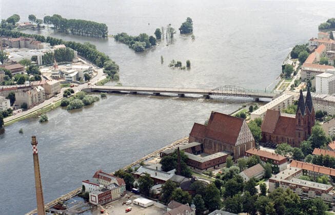 Oderflut 1997 Frankfurt Oder, DEU, August 97 - Blick auf das ueberflutete Frankfurt Oder, polnische Seite, links. Zollbruecke Germany *** Oder flood 1997 Frankfurt Oder, DEU, August 97 View of the flooded Frankfurt Oder, Polish side, left Customs bridge Germany