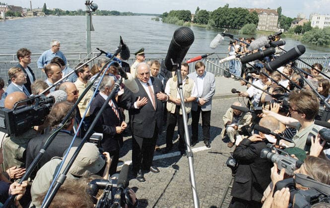 Oderflut 1997 Frankfurt Oder, DEU, 22.07.97 - Bundeskanzler Helmut Kohl spricht zu Journalisten auf der Stadtbruecke in Frankfurt Oder. Frankfurt Oder Germany *** Oder flood 1997 Frankfurt Oder, DEU, 22 07 97 Federal Chancellor Helmut Kohl speaks to journalists on the city bridge in Frankfurt Oder Frankfurt Oder Germany