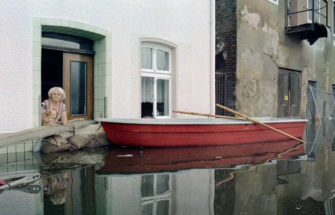 Oderflut 1997 Eisenhuettenstadt, DEU, 24.07.97 - Nur noch mit einem Boot kann Hildegard Luhn ihr vom Hochwasser eingeschlossenes Haus in Eisenhuettenstadt verlassen. Eisenhuettenstadt Germany *** Oderflood 1997 Eisenhuettenstadt, DEU, 24 07 97 Hildegard Luhn can only leave her house in Eisenhuettenstadt, which is surrounded by flood waters, by boat Eisenhuettenstadt Germany
