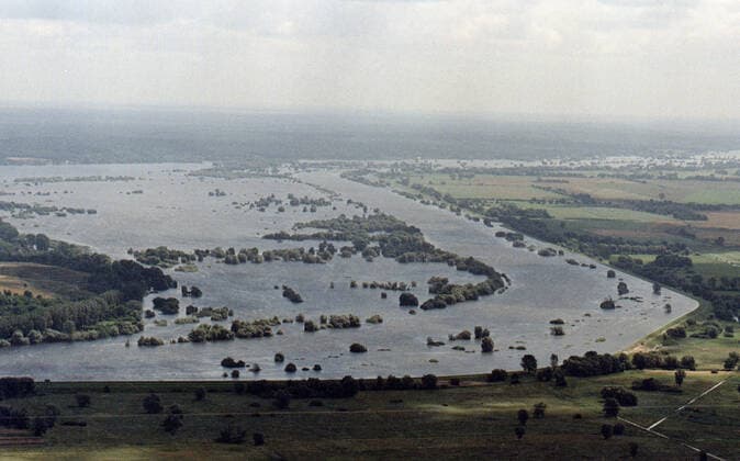 Oderflut 1997 Zollbruecke, DEU, August 97 - Ueberflutete Oder im Oderbruch mit Blick auf die polnische Seite, links. Sandsaecken verstaerkten Oderdeich im Oderbruch. Zollbruecke Germany *** Oder flood 1997 Zollbruecke, DEU, August 97 Flooded Oder in the Oderbruch with view to the Polish side, left sandbags reinforced Oder dike in the Oderbruch Zollbruecke Germany