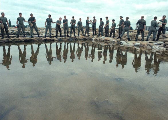 Oderflut 1997 Frankfurt Oder, DEU, 27.07.97 - Soldaten der Bundeswehr verstaerken in Frankfurt Oder einen Schutzdeich mit Sandsaecken. Frankfurt Oder Germany *** Oder flood 1997 Frankfurt Oder, DEU, 27 07 97 Soldiers of the German Federal Armed Forces reinforce a protective dyke in Frankfurt Oder with sandbags Frankfurt Oder Germany