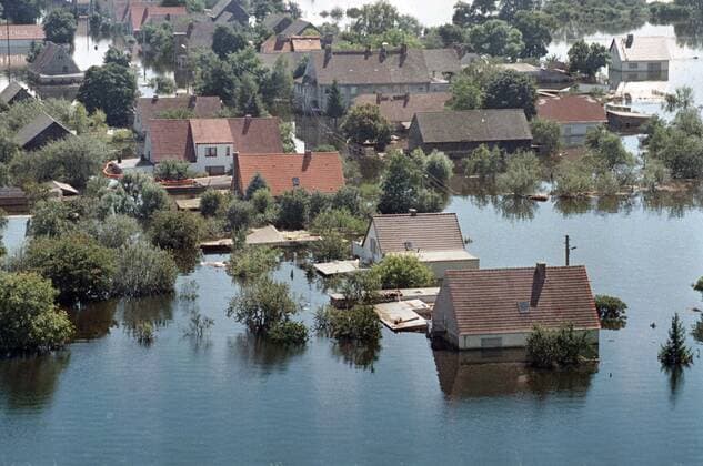 IMAGO Nature: Unsere Erde, Klimawandel, Überschwemmungen Oderflut 1997 Aurith, DEU, 02.08.97 - Das ueberflutete Dorf Aurith in der Ziltendorfer Niederung. Aurith Germany *** Oder flood 1997 Aurith, DEU, 02 08 97 The flooded village Aurith in the Ziltendorf lowland Aurith Germany