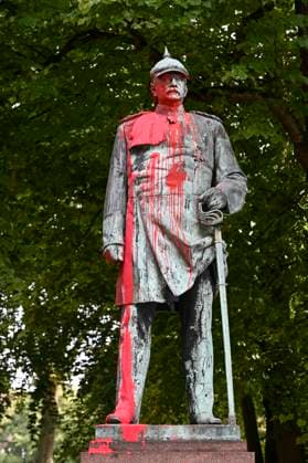 Germany, statue of Bismarck GERMANY, Hamburg, black lives matter movement, statue of Otto von Bismarck, chancellor of German Empire, smeared with red paint as protest against german colonial crime and racism, Bismarck has invited 1884***85 for the congo conference in Berlin, where africa was split up to the european colonial powers *** DEUTSCHLAND, Hamburg Altona, aus Protest gegen deutsche Kolonialverbrechen und Rassismus mit Farbe beschmierte Statue des Reichskanzler Otto von Bismarck, Bismarck hat 1884***85 in Berlin zur Kongokonferenz zur Aufteilung Afrikas in Kolonien eingeladen Hamburg Germany